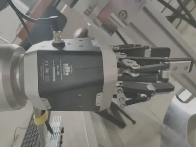 Three-finger gripper